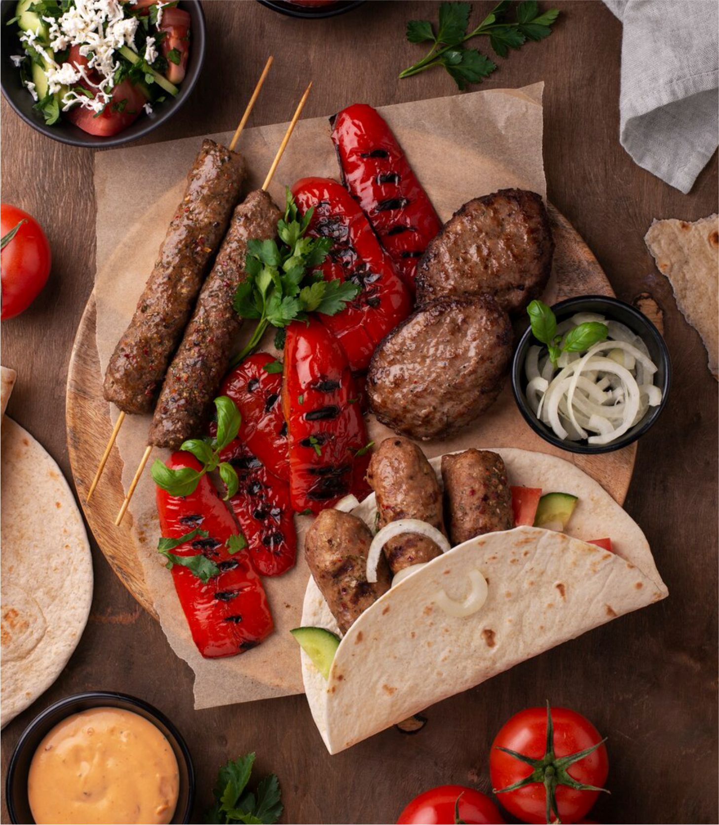 Balkan-Spezialität mit Beilagen